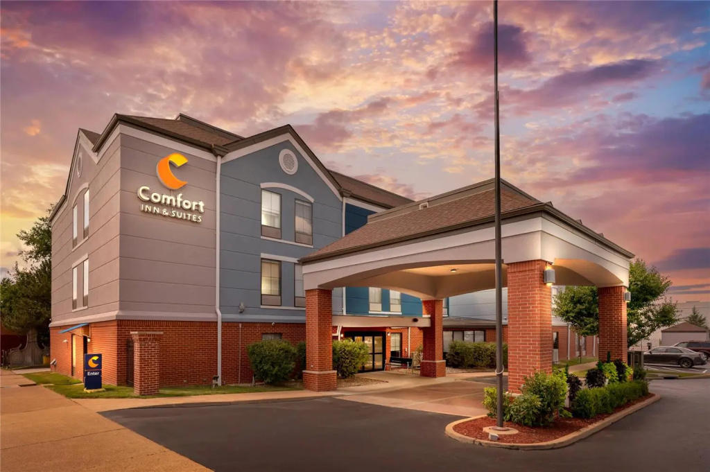 photo 1 of Comfort Inn & Suites Saint Louis Lafayette Square