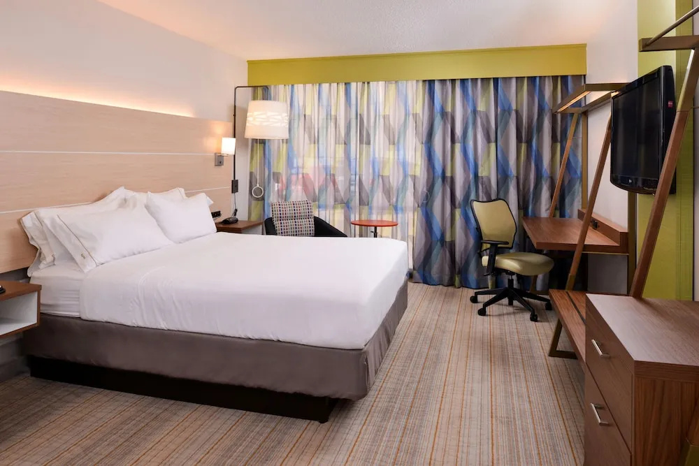 photo 1 of Holiday Inn Express & Suites Springfield