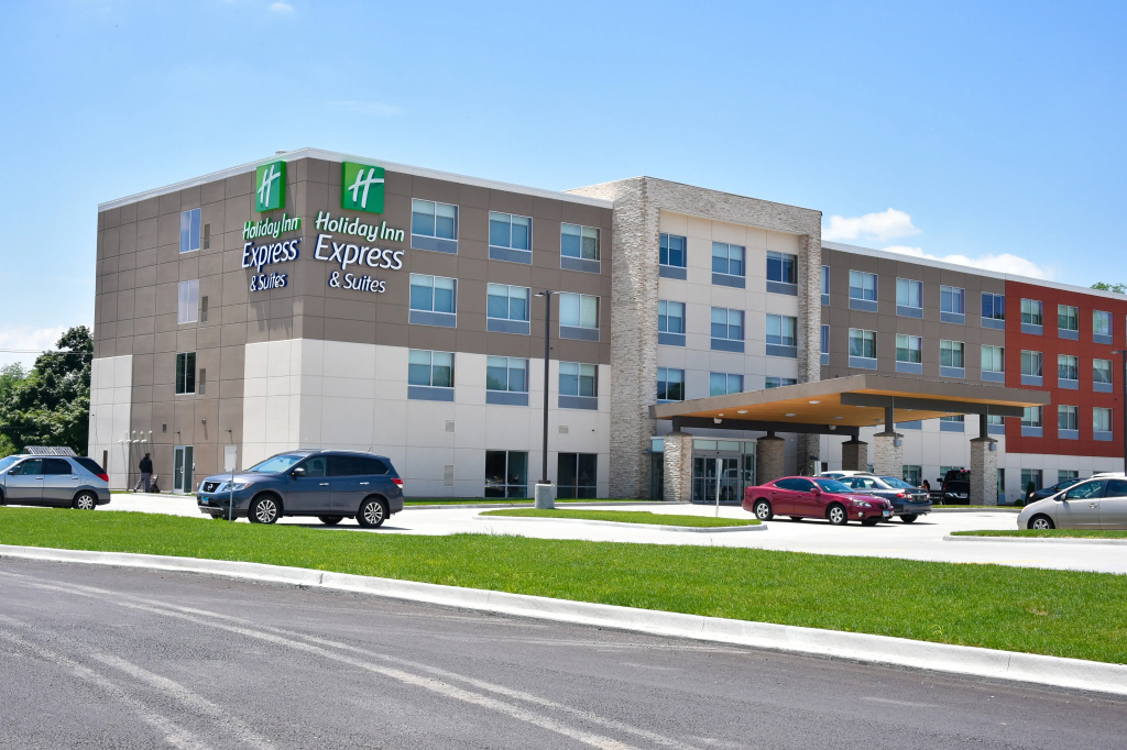 photo 1 of Holiday Inn Express & Suites Bensenville - O'Hare by IHG