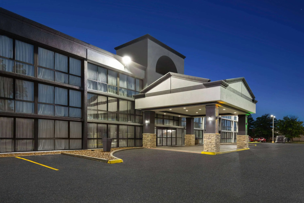 photo 1 of Wingate by Wyndham Kansas City