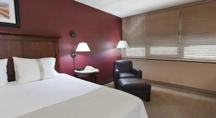 photo 1 of Holiday Inn Kansas City Se Waterpark