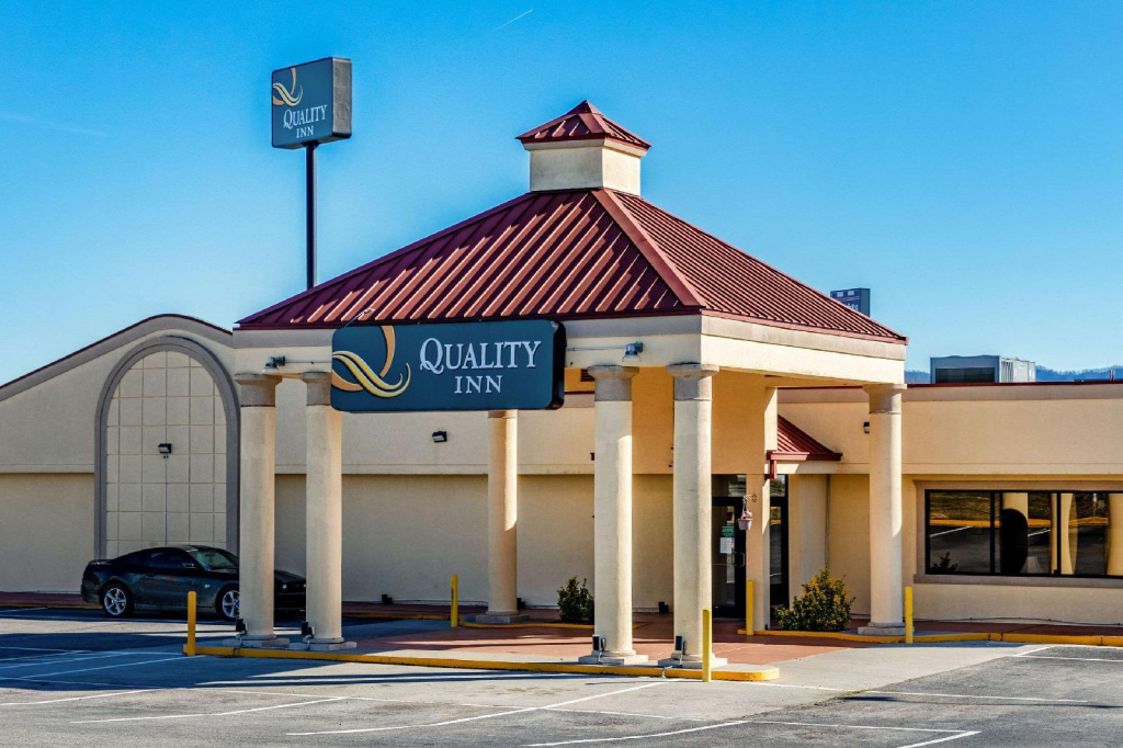 photo 1 of Holiday Inn Newport-I-40 Exit 435