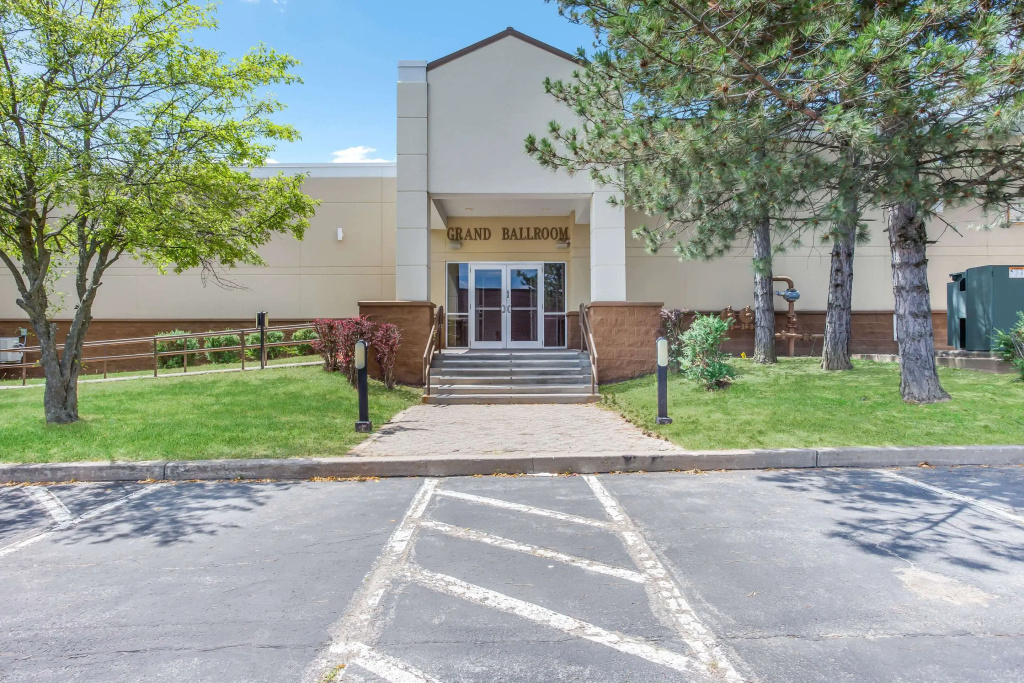 photo 1 of Burrstone Inn, an Ascend Collection Hotel