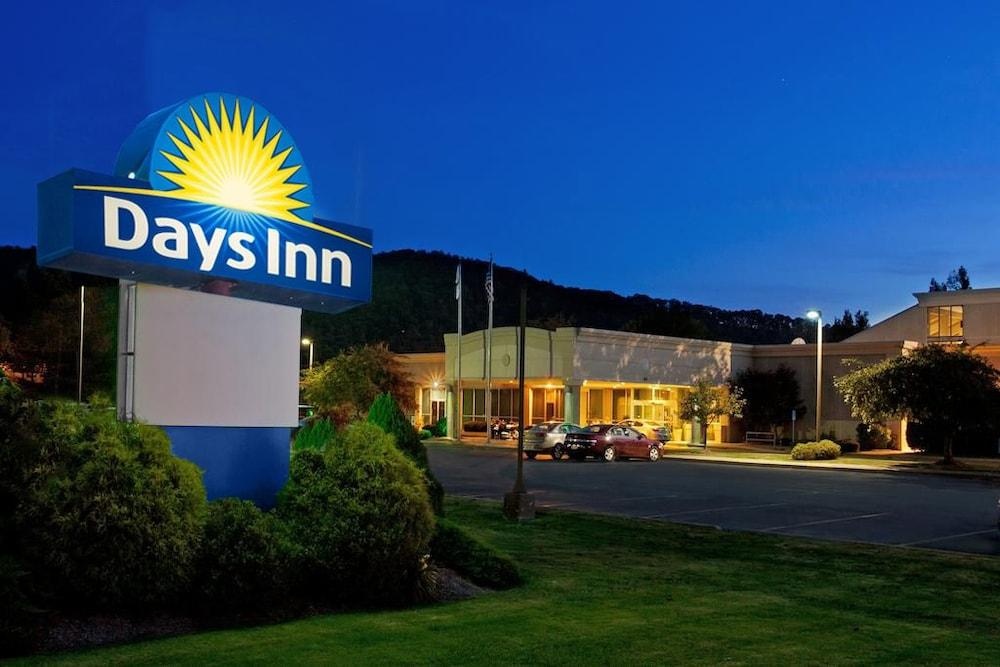 photo 1 of Days Inn by Wyndham Warren