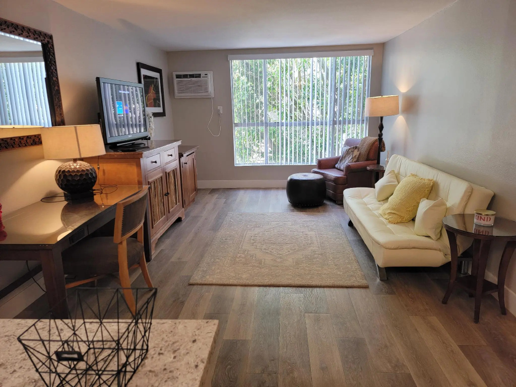 photo 1 of Hollywood Cosmopolitan Apartments