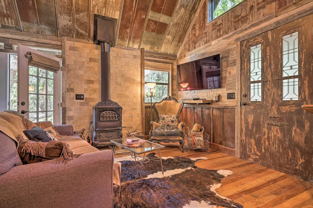 photo 1 of 'horse Thief Inn' Cabin Retreat w/ Deck & Hot Tub!
