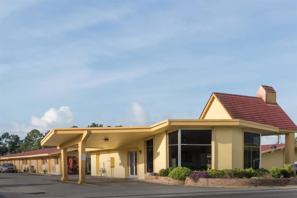 photo 1 of OYO Hotel Lake Charles LA I-10