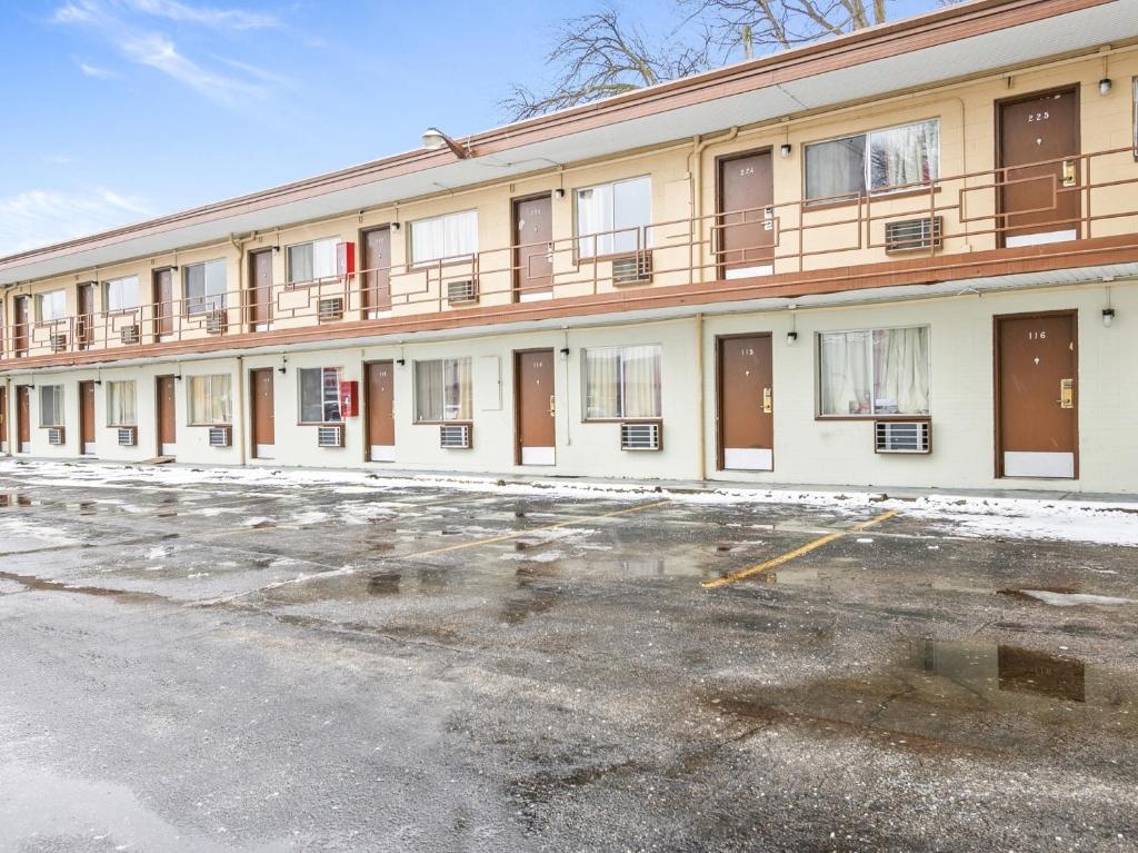 photo 1 of OYO Hotel Downtown Peoria I-74