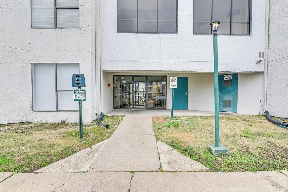 photo 1 of Houston Condo w/ Pool Access ~ 1 Mi to NRG Stadium