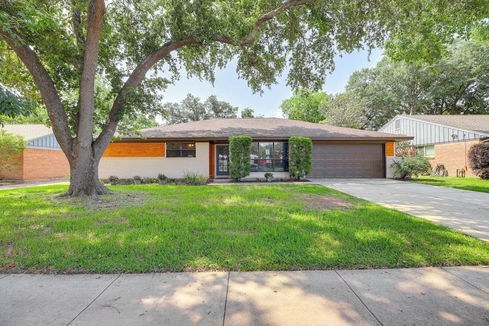 photo 1 of Pet-friendly Home w/ Deck - 6 Mi to NRG Stadium!