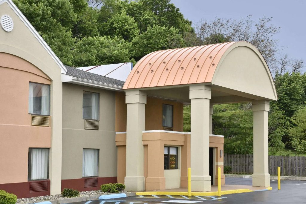 photo 1 of Howard Johnson Hotel & Suites by Wyndham Allentown/Dorney