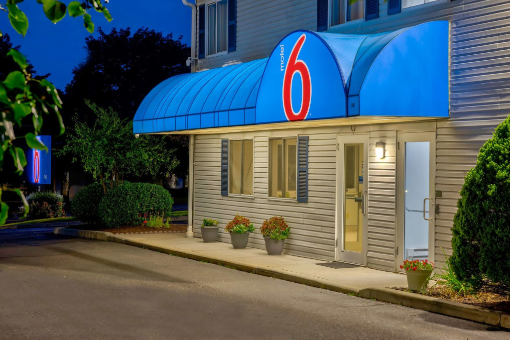 photo 1 of Motel 6 Bethel, CT - Danbury