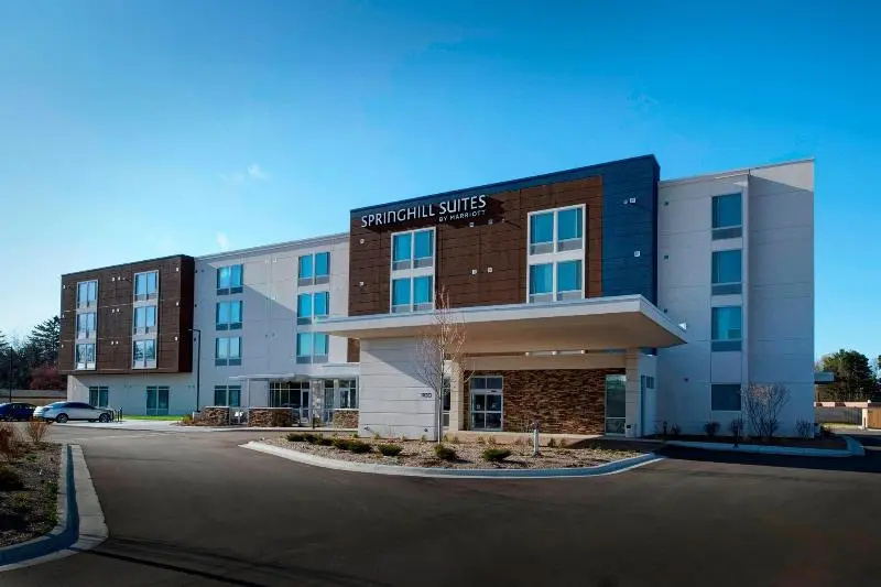 photo 1 of Howard Johnson East Lansing