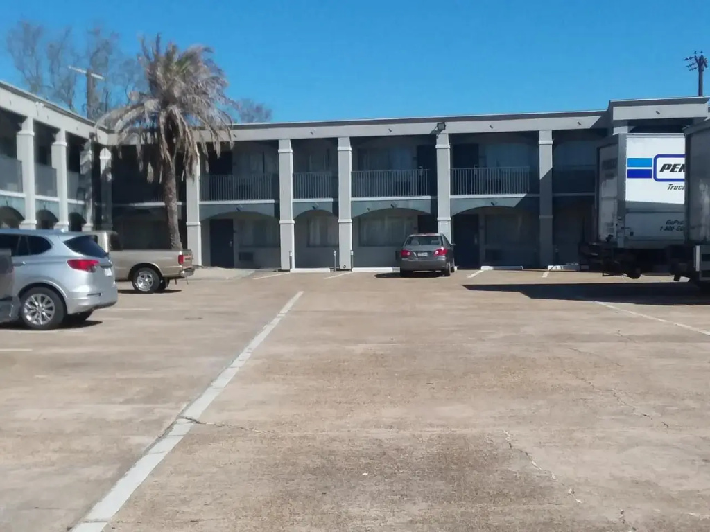 photo 1 of Howard Johnson Express Inn - Lake Charles