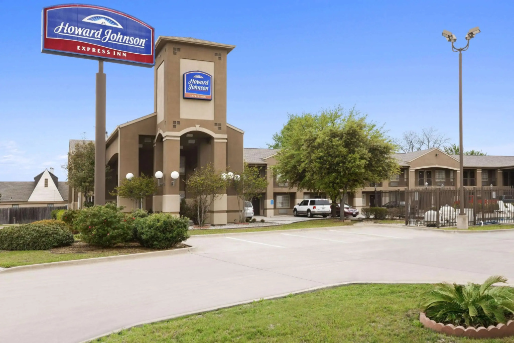 photo 1 of Howard Johnson by Wyndham Grand Prairie Near Lone Star Park
