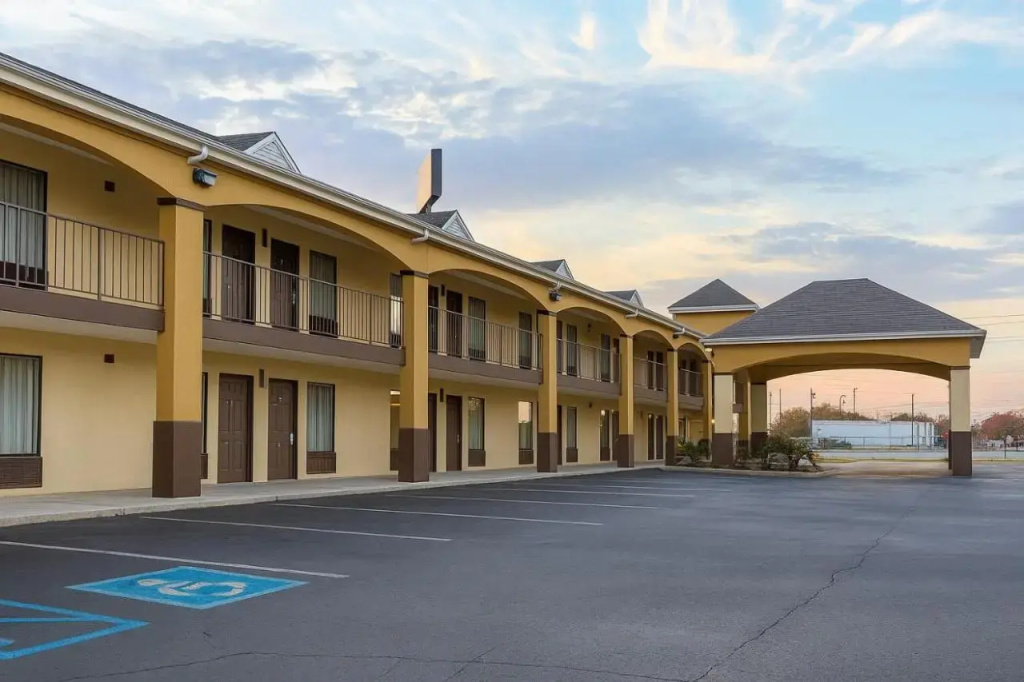 photo 1 of Howard Johnson Express Inn And Suites Florence Sc