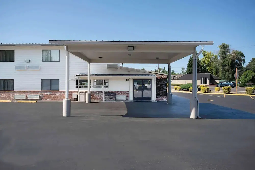 photo 1 of Howard Johnson Gresham