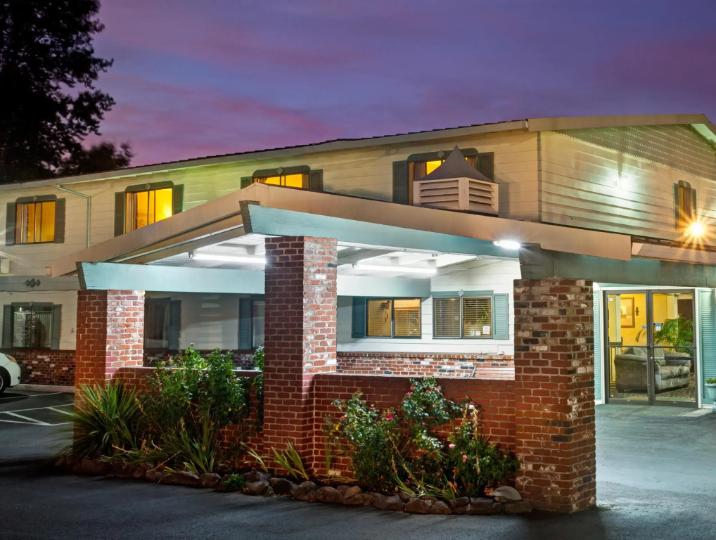 photo 1 of Motel 6 Gresham, OR - Portland