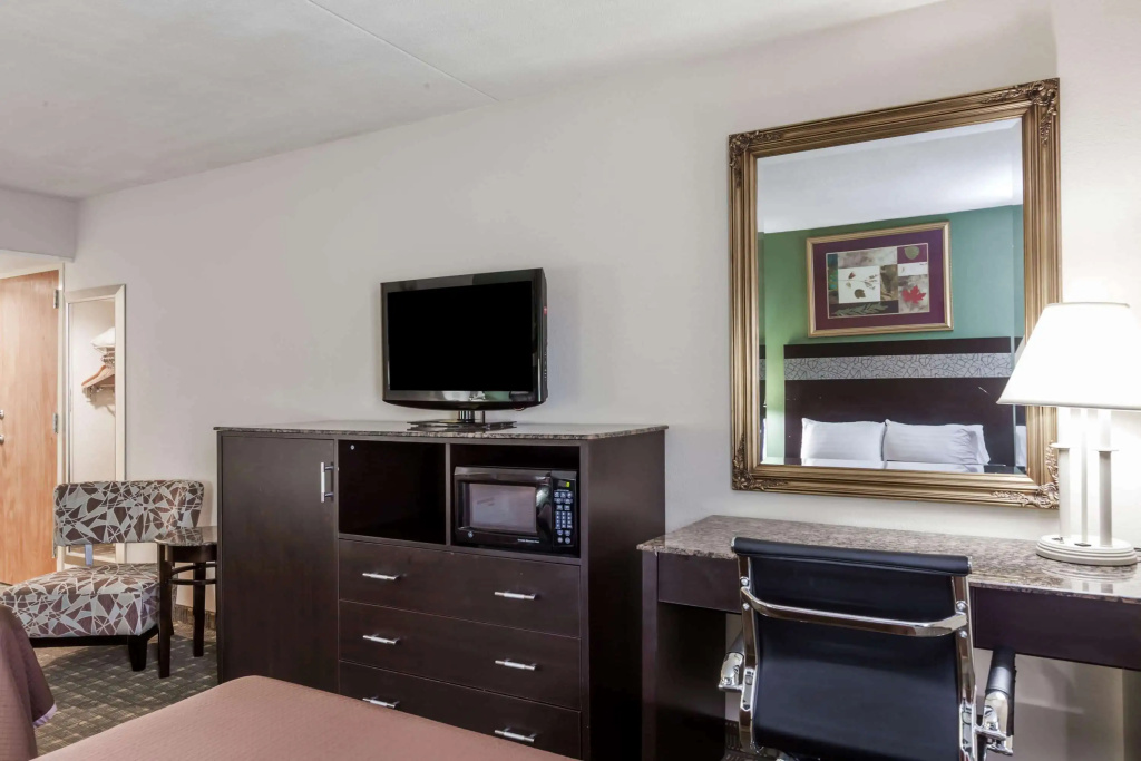 photo 1 of Howard Johnson Hotel by Wyndham Newark Airport