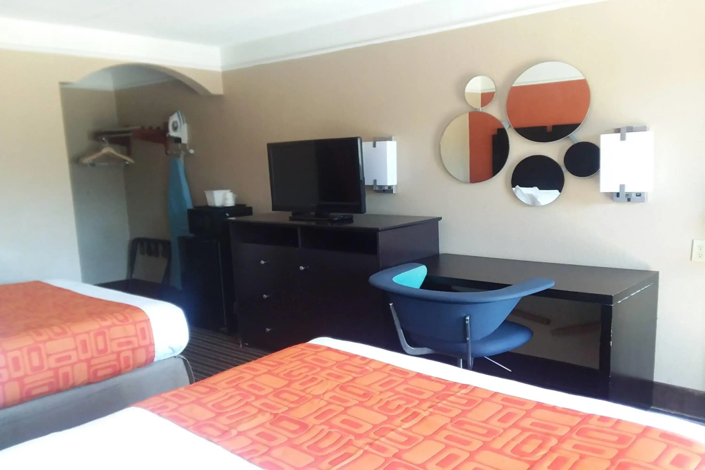 photo 1 of Howard Johnson by Wyndham Historic Lake Charles
