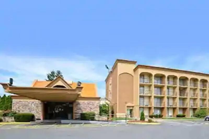 photo 1 of Howard Johnson Inn Clifton Nj