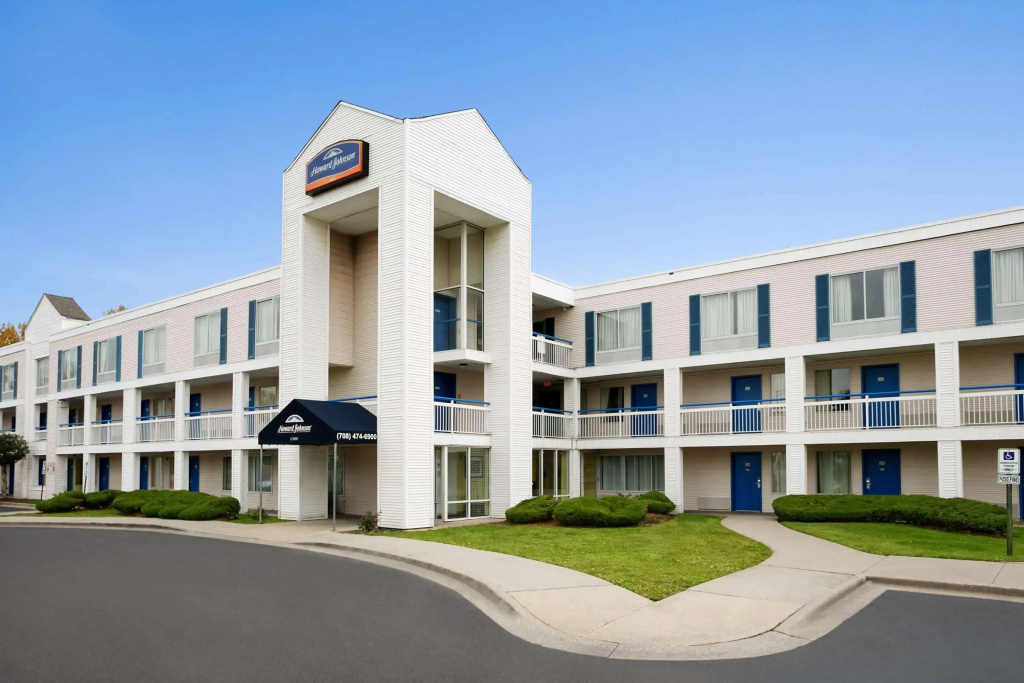 photo 1 of Travelodge by Wyndham Lansing IL