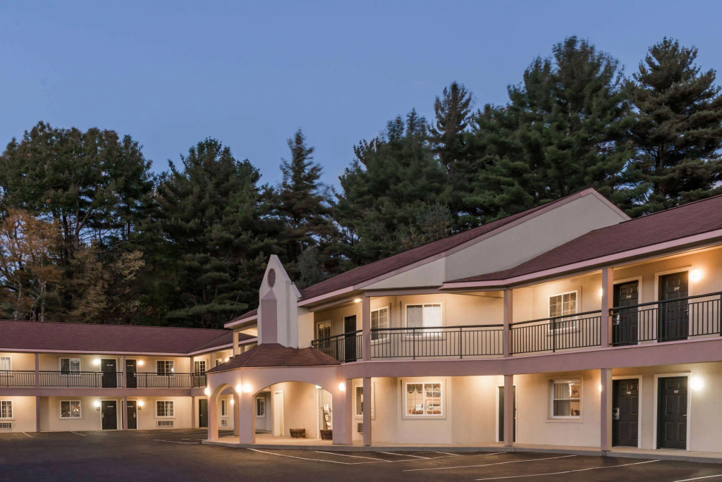 photo 1 of Howard Johnson by Wyndham Lenox