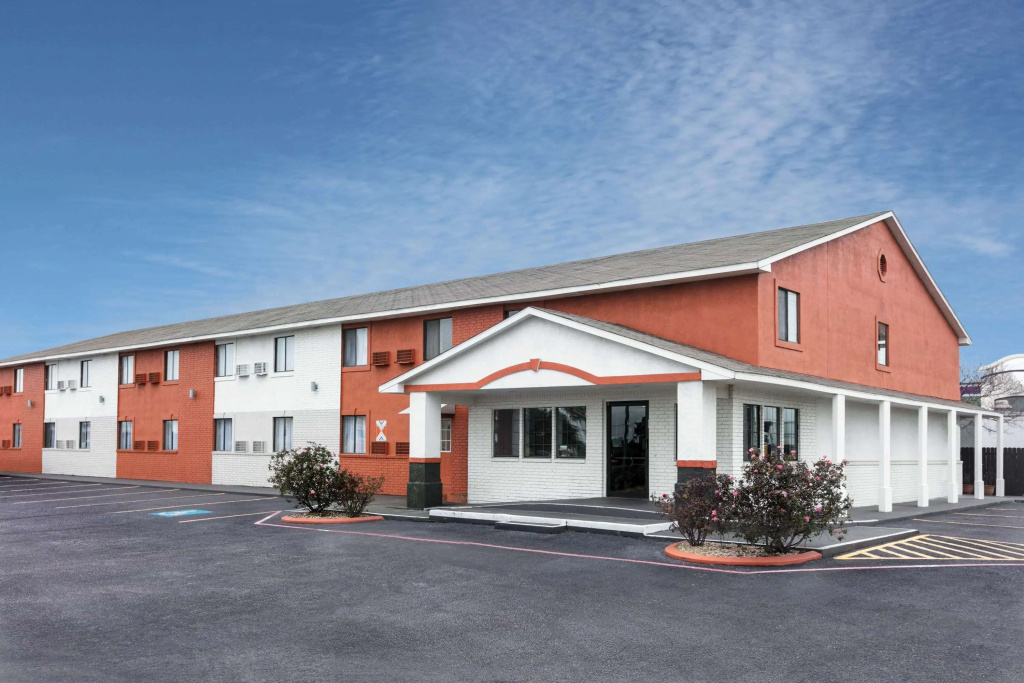 photo 1 of Howard Johnson by Wyndham New Braunfels