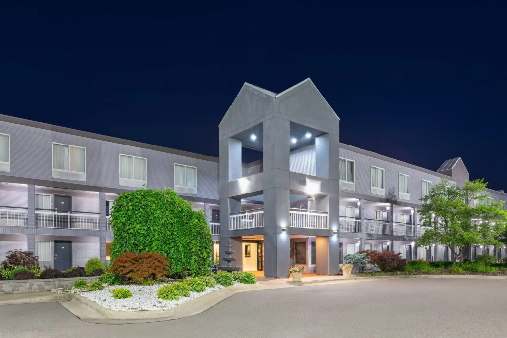 photo 1 of Howard Johnson by Wyndham Romulus Detroit Metro Airport
