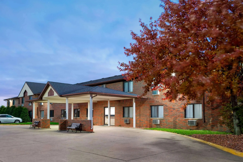 photo 1 of Howard Johnson by Wyndham Waterloo/Cedar Falls