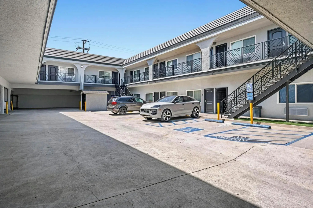 photo 1 of Hyland Inn Long Beach