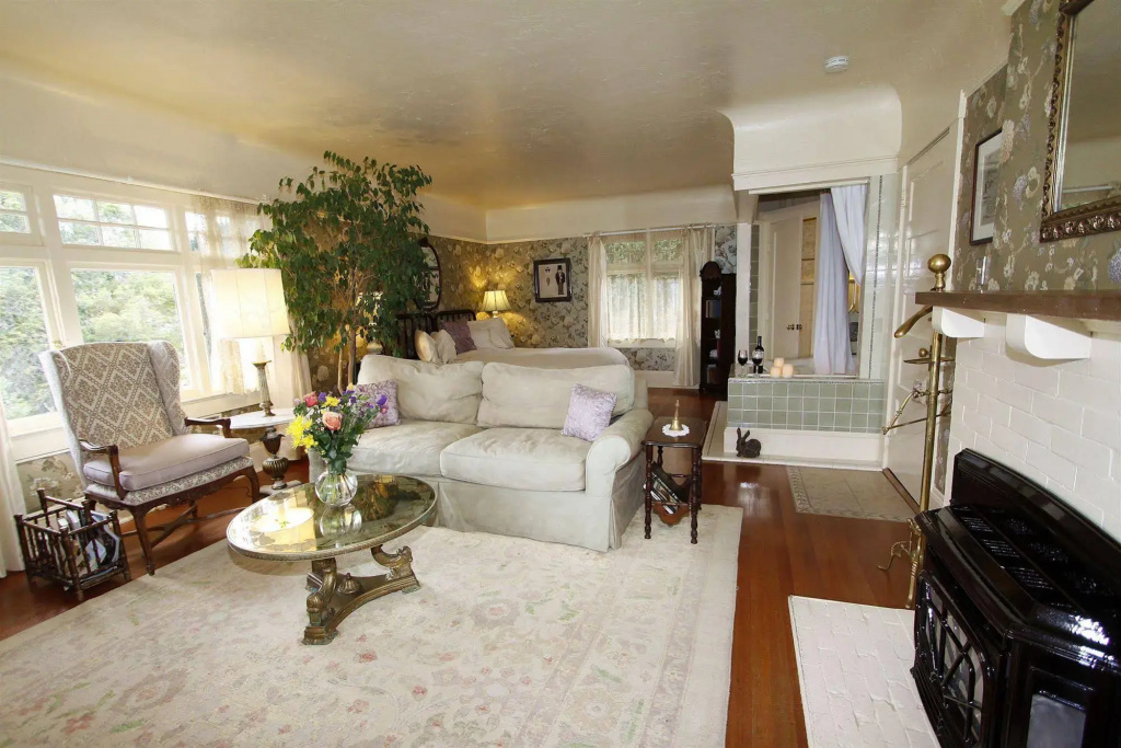 photo 1 of Jabberwock Inn