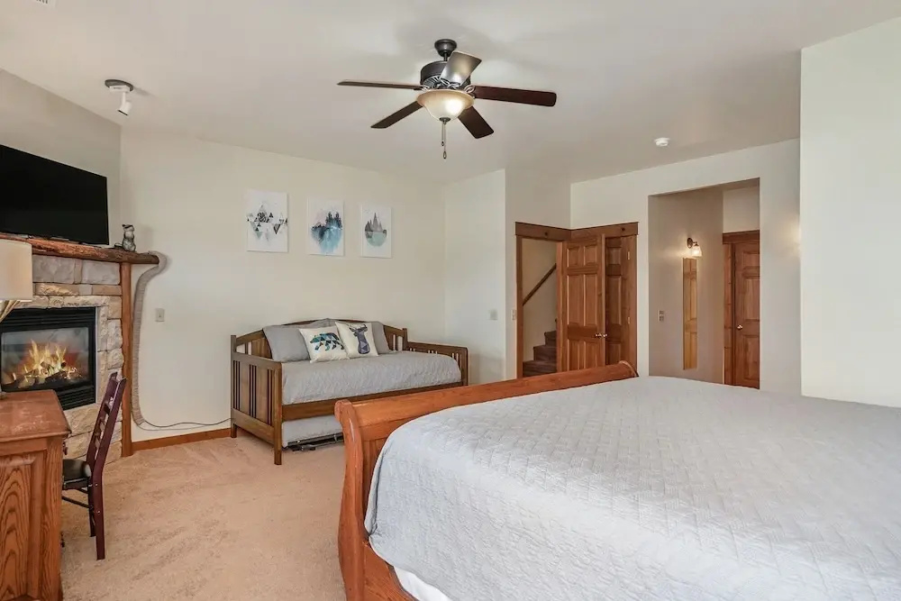photo 1 of Jackstraw Mountain 32 2 Bedroom Condo by RedAwning
