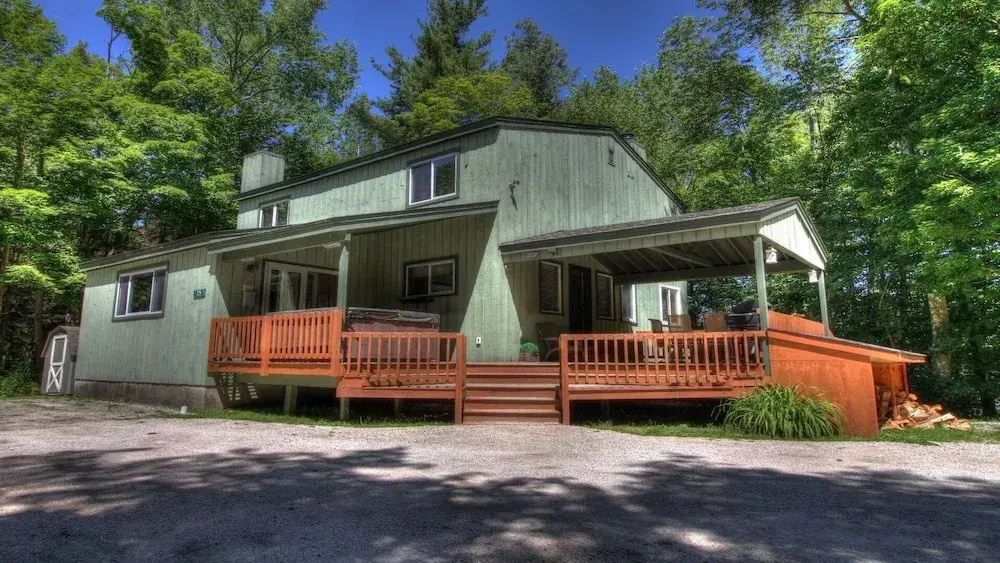 photo 1 of Killington Mountain Retreat: Great Ski House For Families & Groups! Close To Mountain! Hot Tub. 4 Bedroom Home