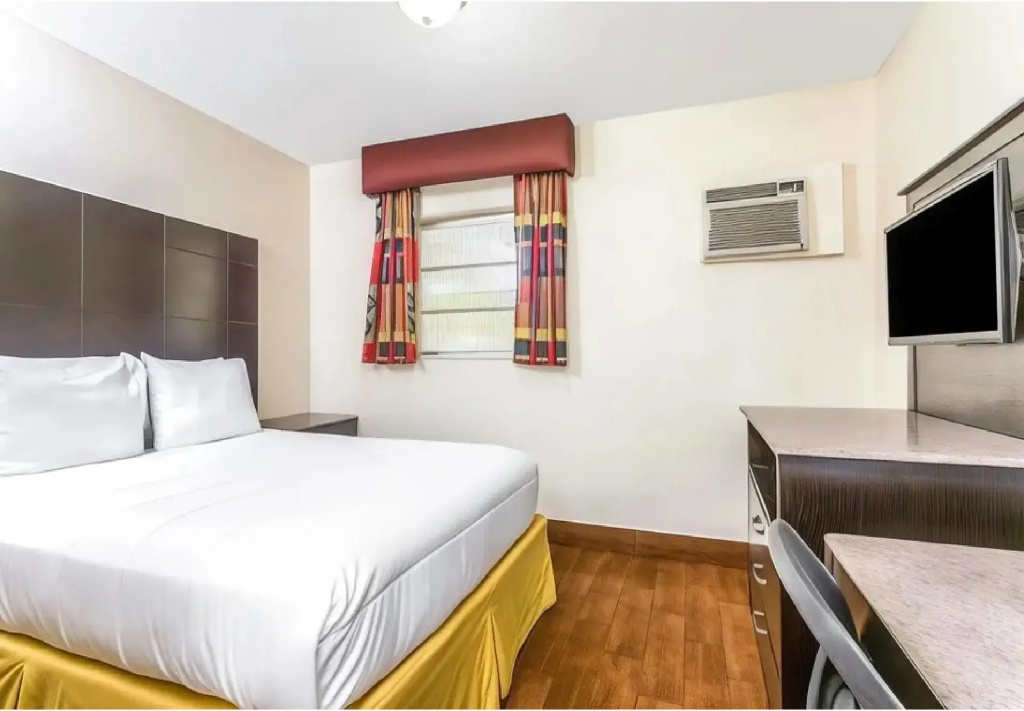 photo 1 of Econo Lodge Inn & Suites