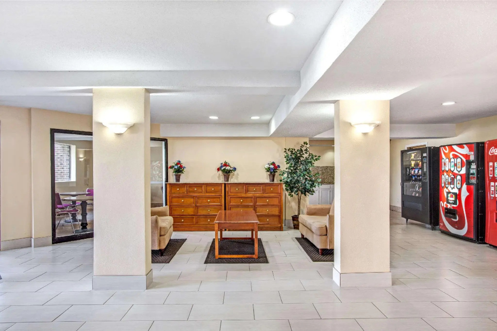 photo 1 of Monte Carlo Inn