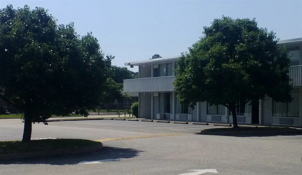 photo 1 of Quarterpath Inn And Suites