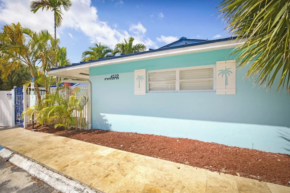 photo 1 of La Mer Motel
