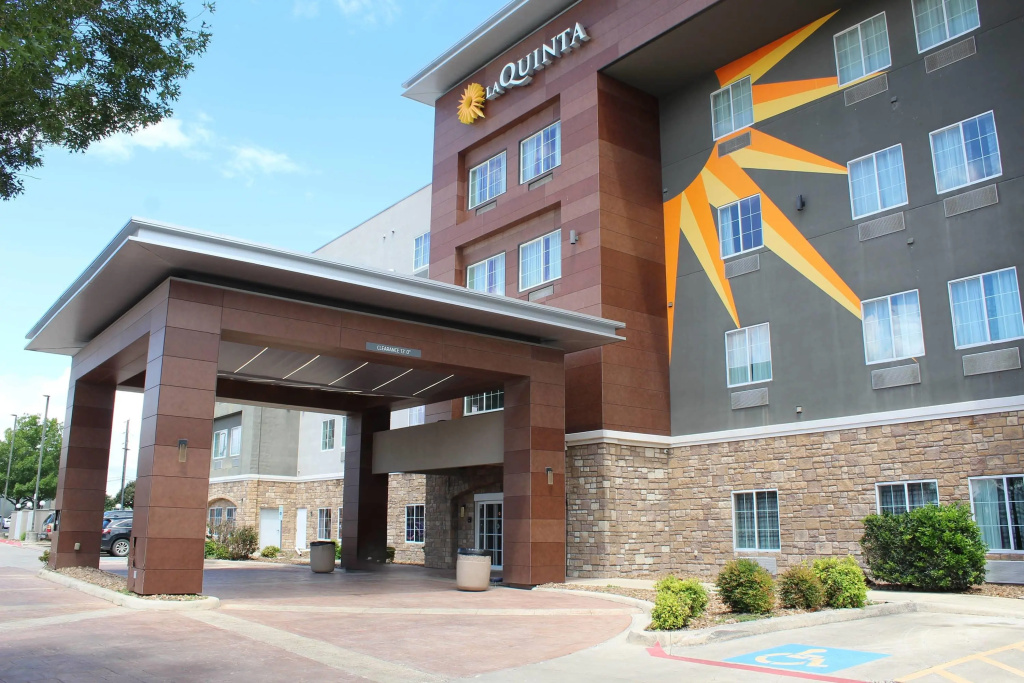 photo 1 of La Quinta Inn and Suites by Wyndham Schertz-San Antonio-Selma
