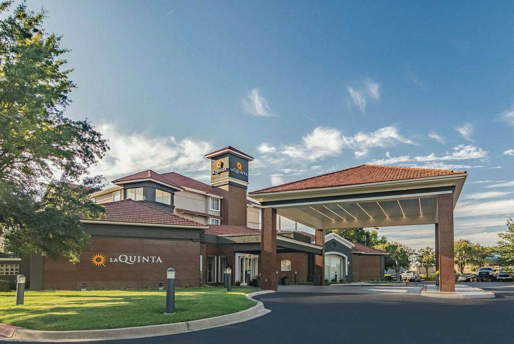 photo 1 of La Quinta Inn & Suites by Wyndham Alexandria Airport