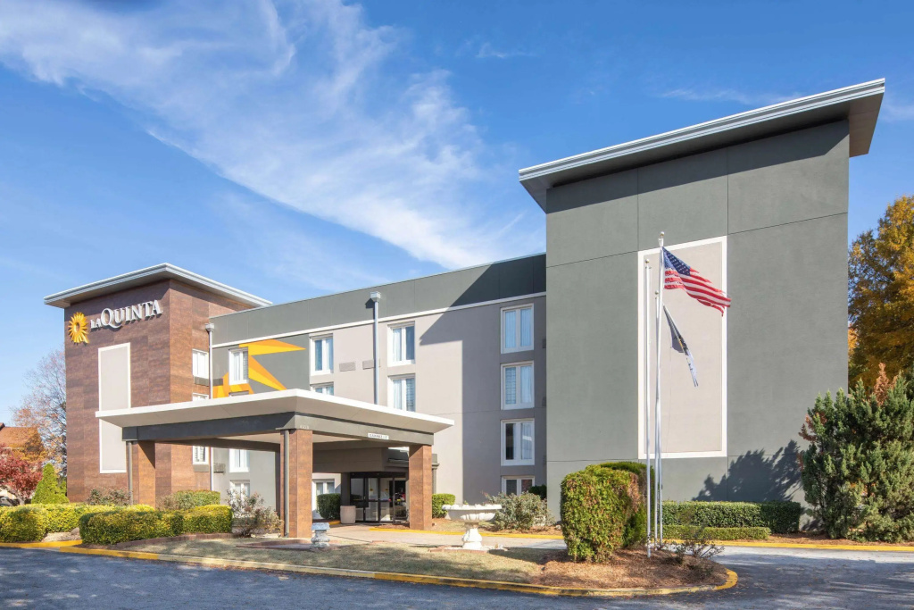 photo 1 of La Quinta Inn & Suites by Wyndham Atlanta Airport South