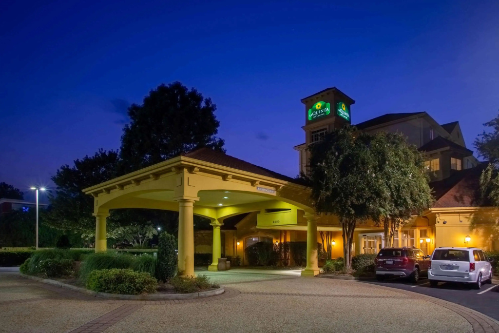 photo 1 of La Quinta Inn & Suites by Wyndham Charlotte Airport South