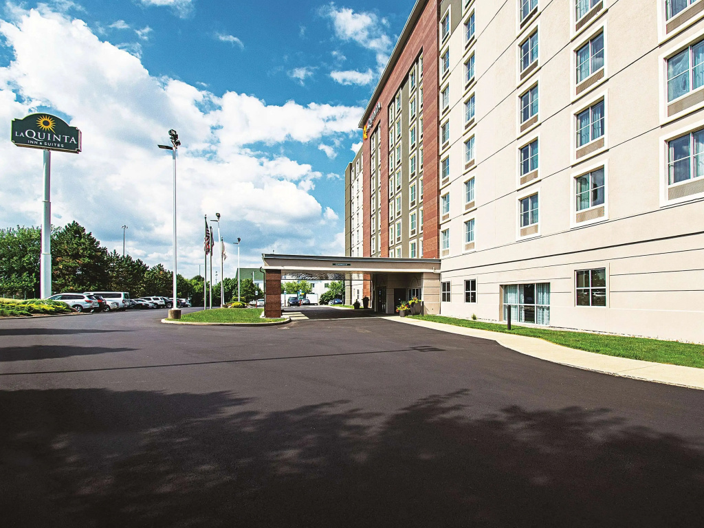 photo 1 of La Quinta Inn & Suites by Wyndham Cincinnati Sharonville