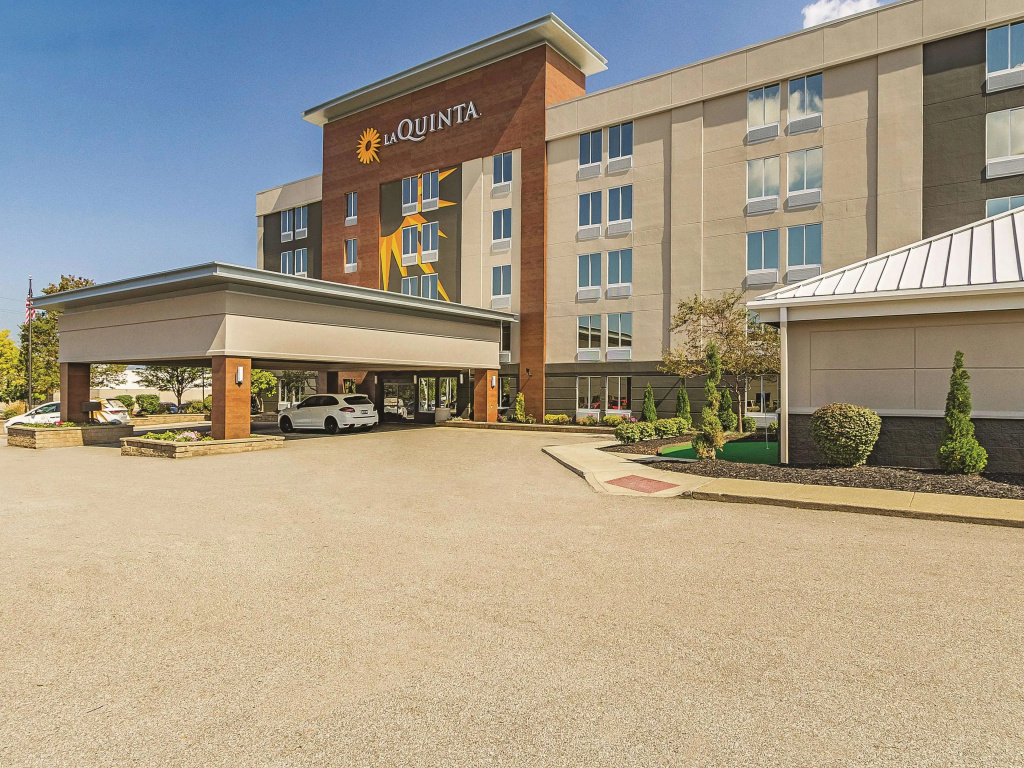 photo 1 of La Quinta Inn & Suites by Wyndham Cleveland Airport West