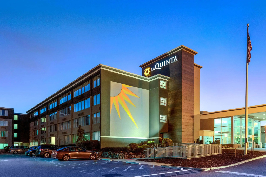 photo 1 of La Quinta Inn & Suites by Wyndham Clifton/Rutherford