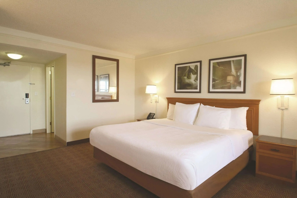 photo 1 of La Quinta Inn & Suites by Wyndham Coral Springs Univ Dr