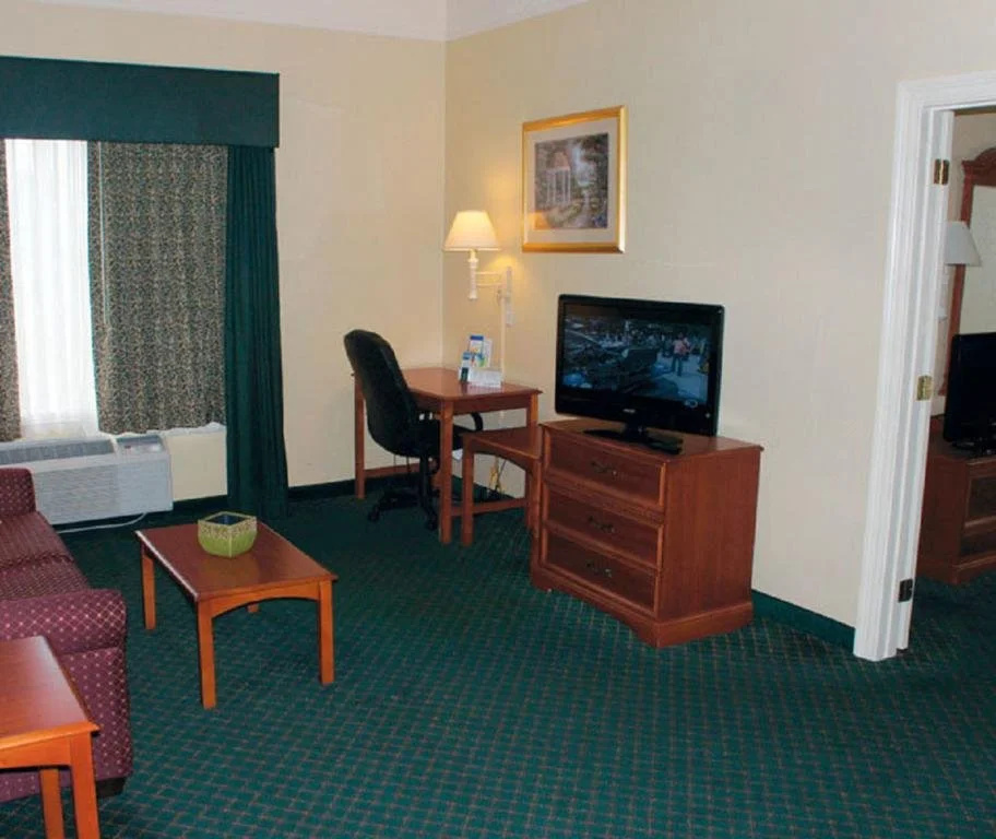 photo 1 of 科文頓拉昆塔套房酒店(The Chateau Hotel Covington)