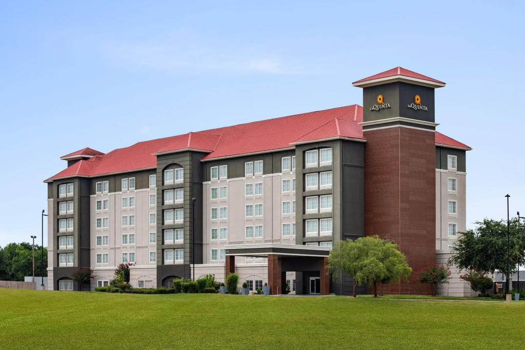 photo 1 of La Quinta Inn & Suites by Wyndham Arlington North 6 Flags Dr