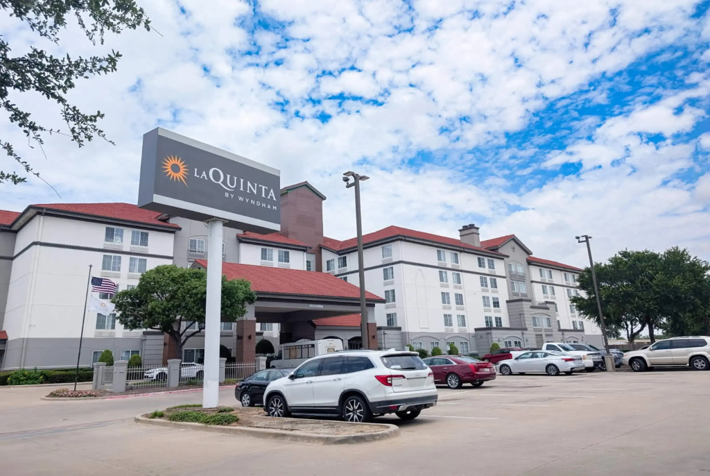 photo 1 of La Quinta Inn & Suites by Wyndham DFW Airport South / Irving