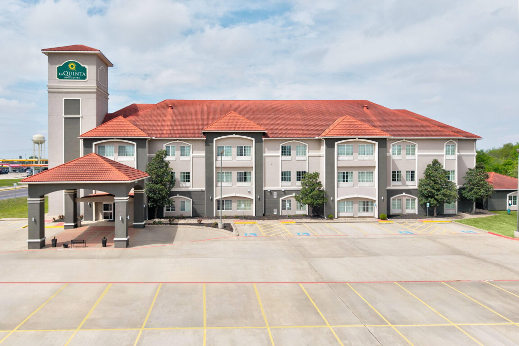 photo 1 of La Quinta Inn & Suites by Wyndham Fairfield TX